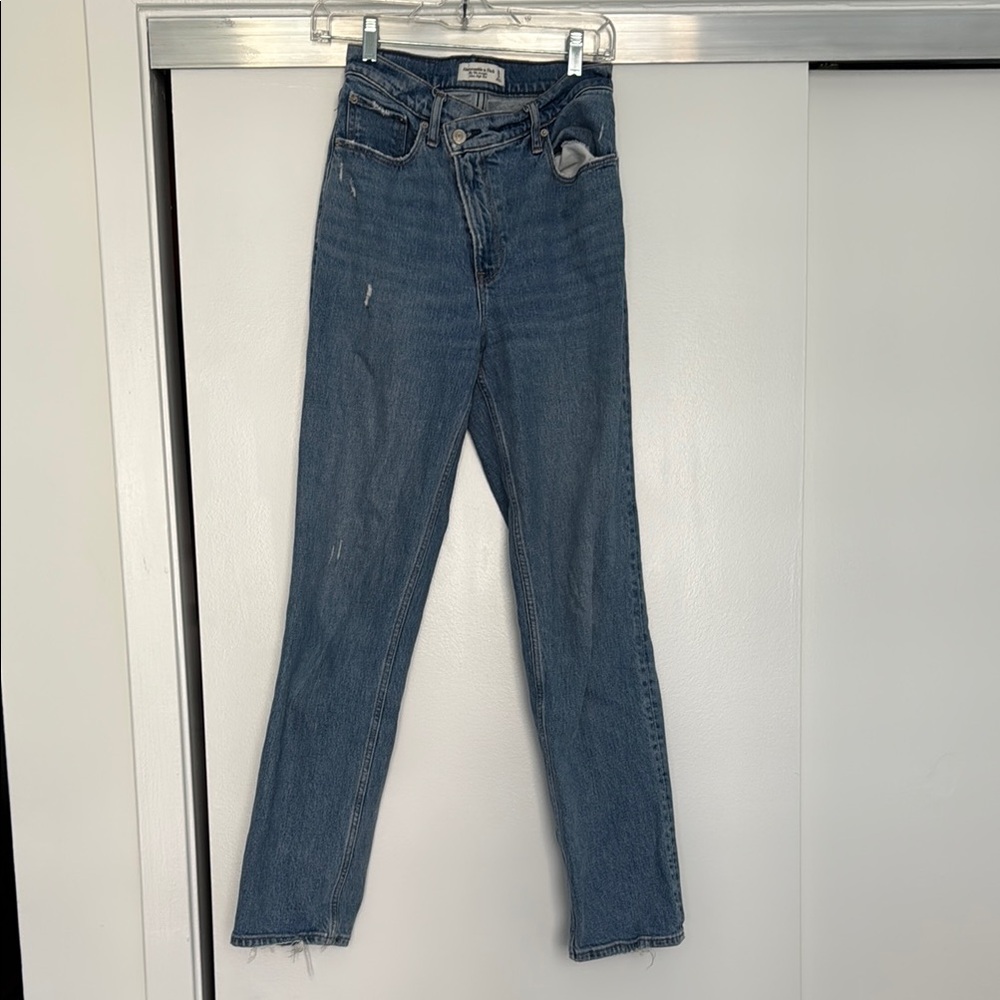 Abercrombie 90s Straight Ultra High Rise Crosswaist